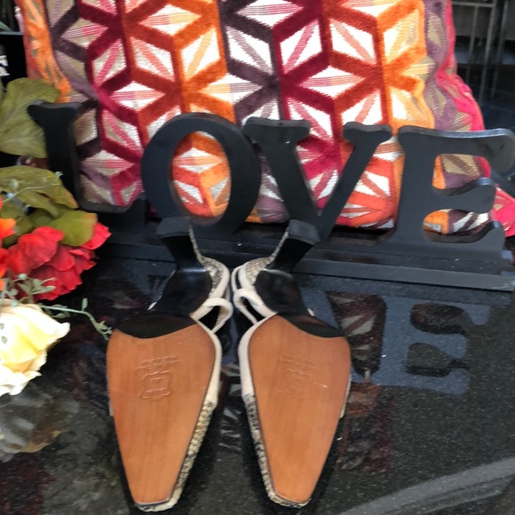 Stuart Weitzman - Picture 4 of 4